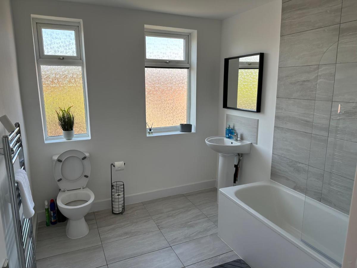 Special Rate For Bookings More Than 7 Nights, Warm Spacious Contractor House Near Liverpool City Centre Sleeps 8 Kitchen & Dining Room, Washing Machine エクステリア 写真