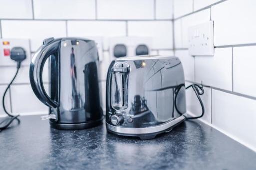 Special Rate For Bookings More Than 7 Nights, Warm Spacious Contractor House Near Liverpool City Centre Sleeps 8 Kitchen & Dining Room, Washing Machine エクステリア 写真
