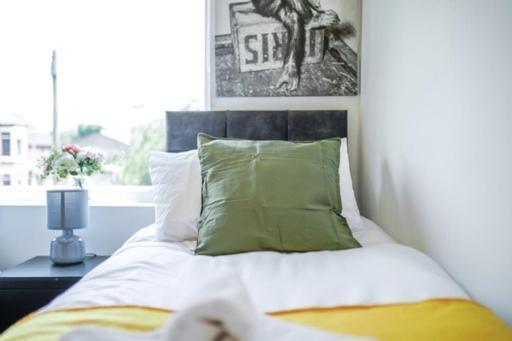 Special Rate For Bookings More Than 7 Nights, Warm Spacious Contractor House Near Liverpool City Centre Sleeps 8 Kitchen & Dining Room, Washing Machine エクステリア 写真