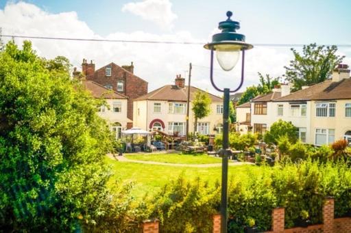 Special Rate For Bookings More Than 7 Nights, Warm Spacious Contractor House Near Liverpool City Centre Sleeps 8 Kitchen & Dining Room, Washing Machine エクステリア 写真