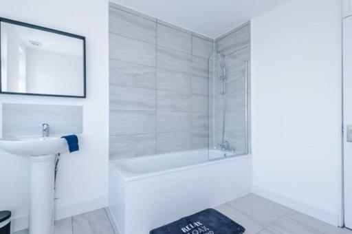 Special Rate For Bookings More Than 7 Nights, Warm Spacious Contractor House Near Liverpool City Centre Sleeps 8 Kitchen & Dining Room, Washing Machine エクステリア 写真