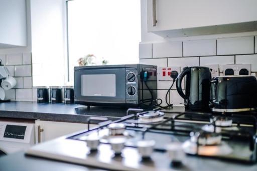 Special Rate For Bookings More Than 7 Nights, Warm Spacious Contractor House Near Liverpool City Centre Sleeps 8 Kitchen & Dining Room, Washing Machine エクステリア 写真